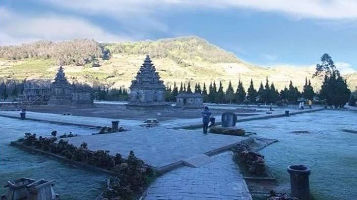 andi_andilaw's tweet photo. Tempat-tempat yang tidak terlupakan bagi saya waktu berkunjung ke Dieng (Wonosobo- Banjarnegara) 

Indahnya Kompleks Candi, Indahnya sunrise bukit Sikunir, Bau belerangnya yang menyengat di Kawah Sikidang dan hijaunya Teh Tambi https://t.co/gkIkbemByb