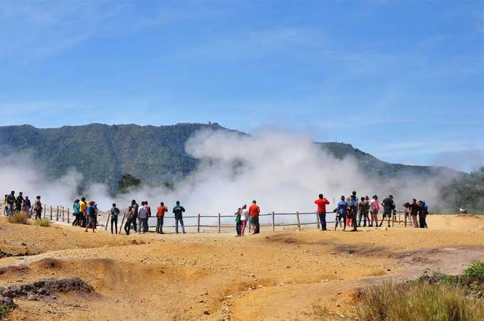 andi_andilaw's tweet photo. Tempat-tempat yang tidak terlupakan bagi saya waktu berkunjung ke Dieng (Wonosobo- Banjarnegara) 

Indahnya Kompleks Candi, Indahnya sunrise bukit Sikunir, Bau belerangnya yang menyengat di Kawah Sikidang dan hijaunya Teh Tambi https://t.co/gkIkbemByb