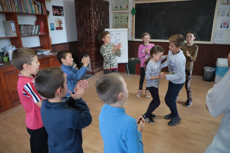 Pillango_Found's tweet photo. Gyere te is Csángóföldre #tanítani! https://t.co/ug6SOadGZD #csángó #oktatás #csángómagyar #iskola #anyanyelv #Csángóföld #magyar #tanár #tanító #örökség #érték #csángók #csángómagyarok #csángóság https://t.co/4j9KycyiR6