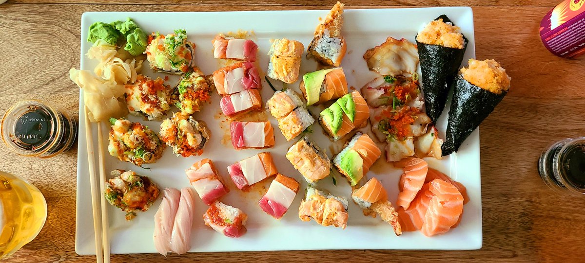Producer_Rob's tweet photo. Dinner is served... #SushiTherapy https://t.co/YWAIeb5OKC