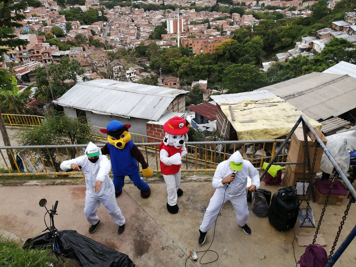 camilaramirezci's tweet photo. El show de la Patrulla INDER y el Recreo Bingo en la comuna 3 y 13. 🐕🌈🥳🧮🎰💚.
#QuedateEnCasa
#RecreandosRecorreMedellín
#ElINDERSeSiente
@INDERMEDELLIN @DianaToroZ @JaimeVillayepe3 @franciamolina_ @ConyGomez07 https://t.co/V4CT7P2sZA
