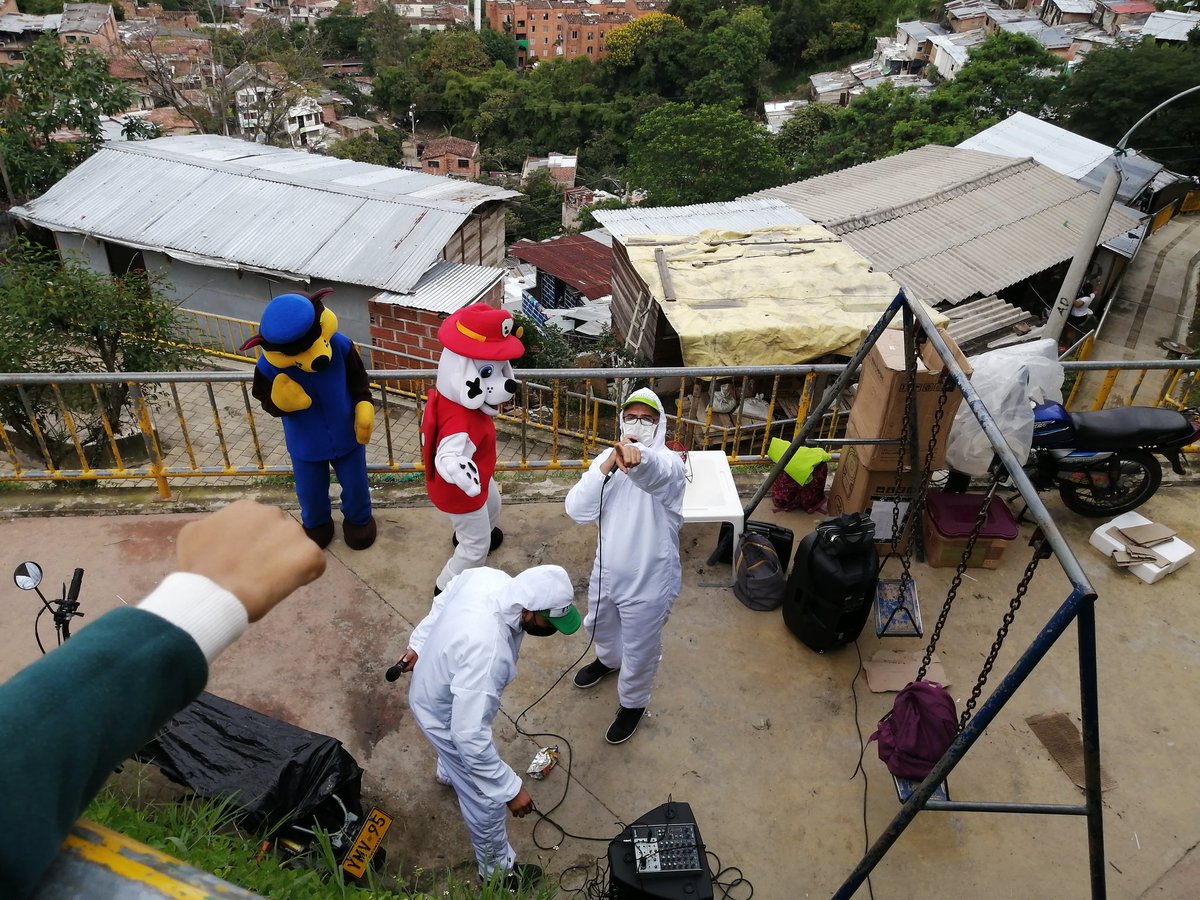 camilaramirezci's tweet photo. El show de la Patrulla INDER y el Recreo Bingo en la comuna 3 y 13. 🐕🌈🥳🧮🎰💚.
#QuedateEnCasa
#RecreandosRecorreMedellín
#ElINDERSeSiente
@INDERMEDELLIN @DianaToroZ @JaimeVillayepe3 @franciamolina_ @ConyGomez07 https://t.co/V4CT7P2sZA