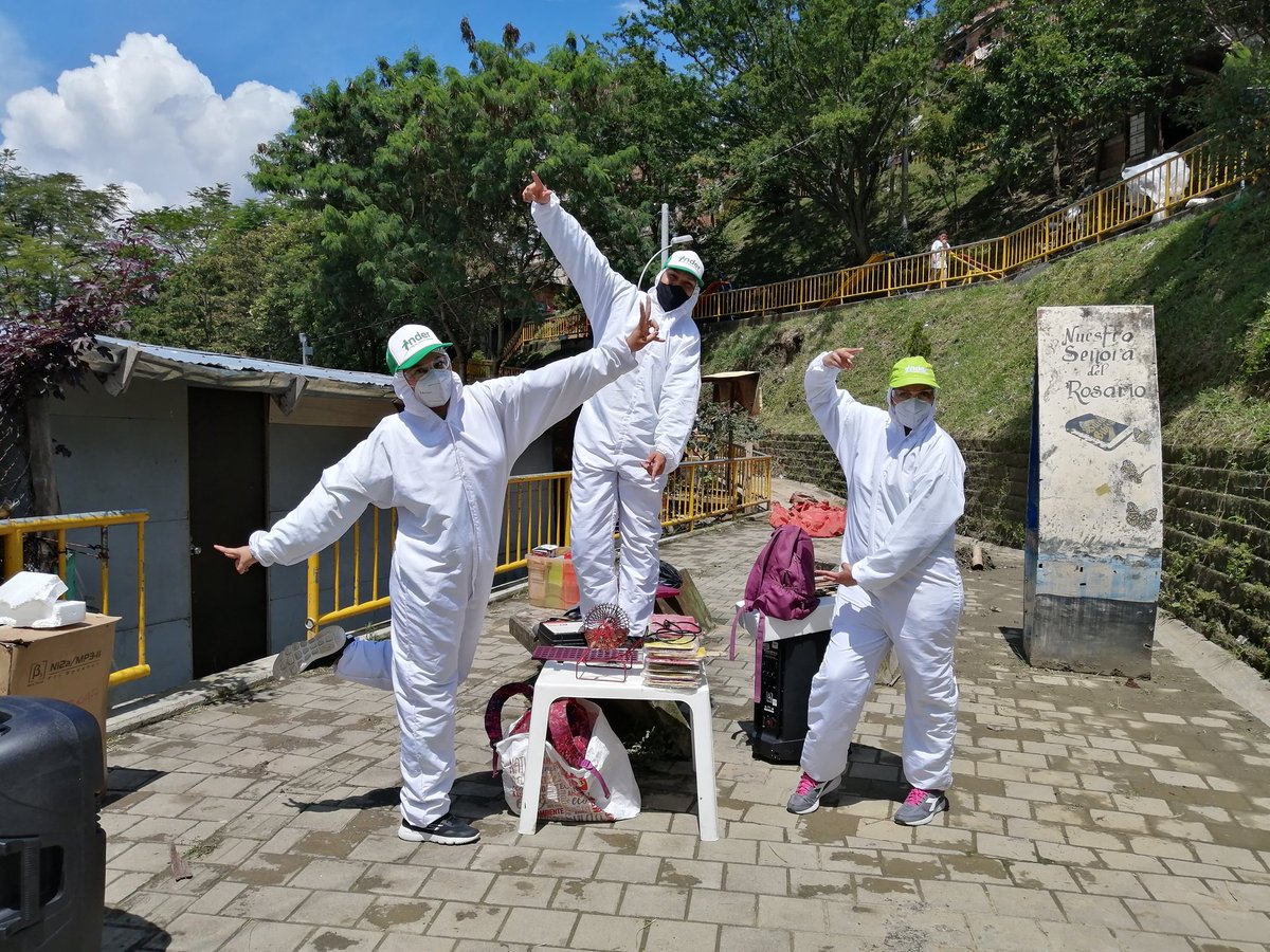 camilaramirezci's tweet photo. El show de la Patrulla INDER y el Recreo Bingo en la comuna 3 y 13. 🐕🌈🥳🧮🎰💚.
#QuedateEnCasa
#RecreandosRecorreMedellín
#ElINDERSeSiente
@INDERMEDELLIN @DianaToroZ @JaimeVillayepe3 @franciamolina_ @ConyGomez07 https://t.co/V4CT7P2sZA