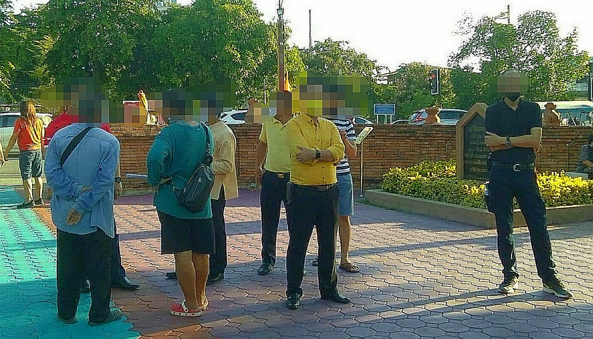 sirotek's tweet photo. ลำพูนรัฐบาลคุกคามเด็กหนักมาก ตำรวจบุกบ้านเด็กผู้หญิงที่ยังไม่บรรลุนิติภาวะ- ยัดข้อหา"แกนนำระดับชาติ"-ขู่แม่ว่าลูกโดน"แบล็คลิสต์"-ผู้บริหารโรงเรียนกดดันจนเด็กหนีไปซ่อนในห้องน้ำ และในกิจกรรม #คนลำพูนก็จะไม่ทนโว้ย ก็ดักหน้าพื้นที่ให้เด็กหวาดกลัว รวมทั้งถ่ายรูปโดยไม่แจ้งวัตถุประสงค์ https://t.co/zBIKeo6FHN