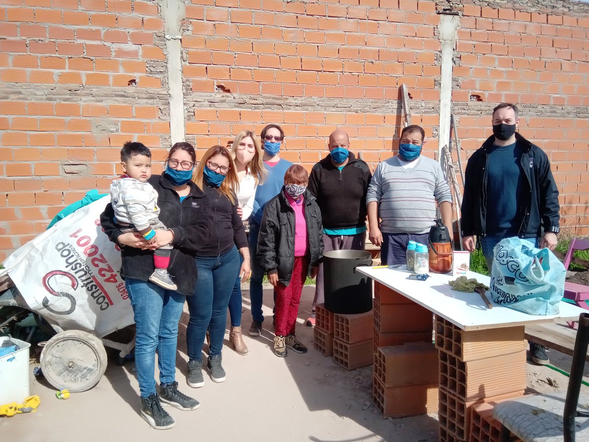 pampizzi's tweet photo. Almuerzo Solidario. Hoy ayudamos en Barrio Felisa y José Hernández. @alefelcaro Gracias a todos los que colaboraron! #sanlorenzosolidario https://t.co/m3DdQz1U70
