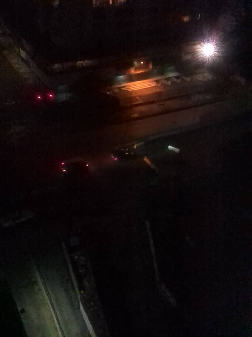 Otro accidente con una camioneta en el mismo lugar en poco tiempo Av. FRANCISCO DE MIRANDA A LA ALTURA DE LA LEBRUM,  #sinalumbradopúblico a consecuencia de las barricadas colocadas sin ningún tipo de señalamiento <a href="/CORPOELECinfo/">Corporación Eléctrica Nacional</a> <a href="/traffiCARACAS/">.</a> <a href="/HectoRodriguez/">Héctor Rodríguez C.</a> <a href="/NicolasMaduro/">Nicolás Maduro</a>