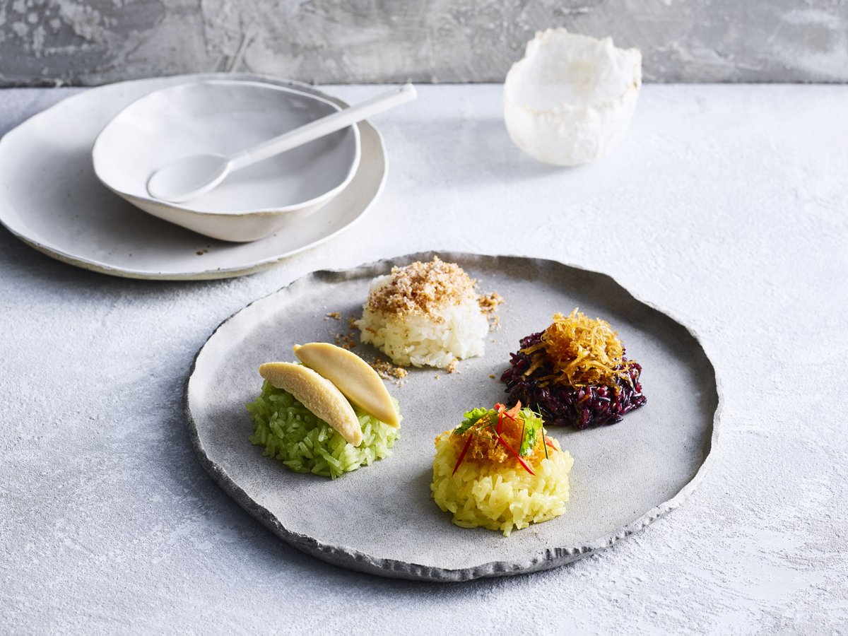 Sunday desserts bundle of fun! 

SWEET AND SALTY STICKY RICE PLATTER ข้าวเหนียวรวมทุกหน้า  

Palm sugar caramelised coconut, coconut and candied prawn floss, coconut and palm sugar custard, candied fish floss with sweet sticky rice

Cr: @brettstevensphotography