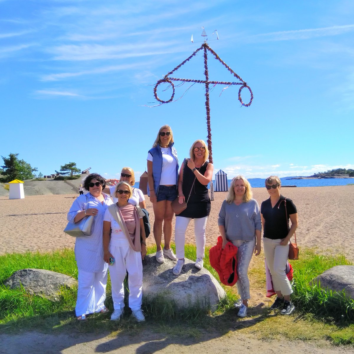 LenitaSandell's tweet image. Yesterday I did a walking tour for my lovely former colleagues in the sunny city of Hanko.
#visithanko #hullunahankoon #Finland #Hanko #summer #opas #guide
@sarilainen @ullakoivukoski @saeklund @evalimaa @Anne_Larilahti @RiittaSiira