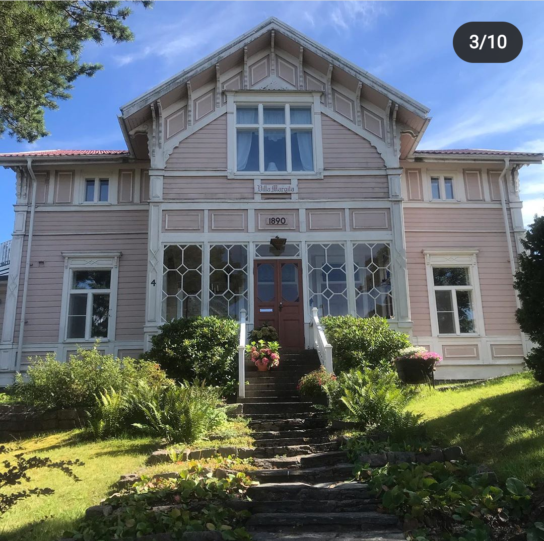 LenitaSandell's tweet image. Yesterday I did a walking tour for my lovely former colleagues in the sunny city of Hanko.
#visithanko #hullunahankoon #Finland #Hanko #summer #opas #guide
@sarilainen @ullakoivukoski @saeklund @evalimaa @Anne_Larilahti @RiittaSiira