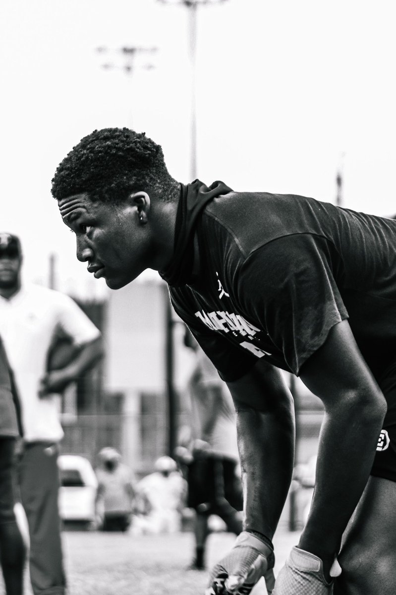 jetervideovault's tweet photo. these pictures are my fav from today cause they tell a different story.

1st pic: Stay focused no matter how many offers.

2nd pic: Overlooked but still remaining focused. https://t.co/XattEkNNe9