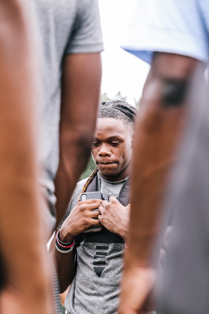 jetervideovault's tweet photo. these pictures are my fav from today cause they tell a different story.

1st pic: Stay focused no matter how many offers.

2nd pic: Overlooked but still remaining focused. https://t.co/XattEkNNe9