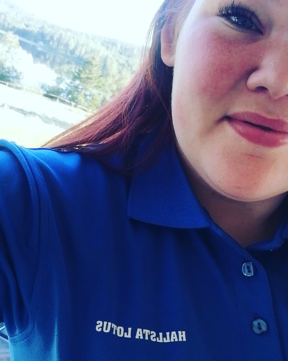 mooden92's tweet photo. Hallsta lotus o Edel foder sponsrar idag alla startande ponnysar på hagmyren med en liten godispåse 🤩
När inte kungen själv kan dela ut dem så får han iallafall visa upp sitt namn med mig 🤩💕
#Edelfoder #HallstaLotus https://t.co/GvaBEDUfKI
