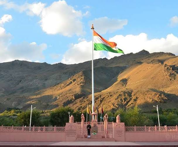 कारगिल विजय दिवस पर मैं उन वीरों को नमन करता हूँ जो सब कुछ समर्पित करके भी भारत की रक्षा करते हैं।

जय हिंद।

#KargilVijayDiwas