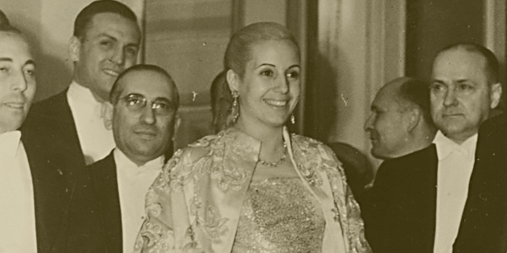 PartidoUP's tweet photo. 68 Años sin Evita!!. La mujer que marcó una era en Argentina, que concibió la política como una práctica para reparar las necesidades de los pobres. UPF honra su nombre, y trabaja para merecer sus banderas. https://t.co/lHHYxxquv3