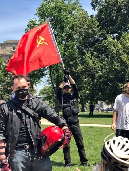 Кто такие антифа. Антифа. Антифа коммунисты. Антифа красные шнурки. Anti Antifa флаг.