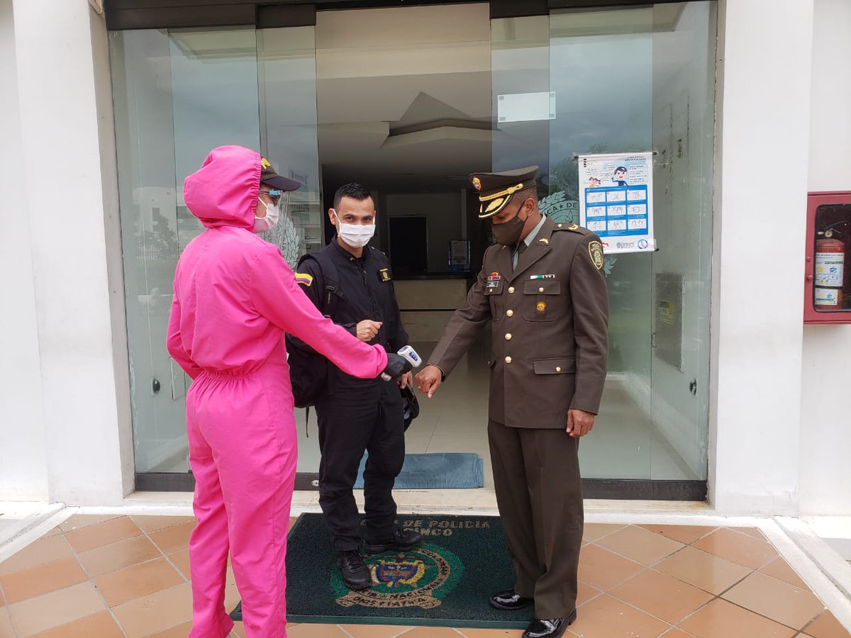 PoliciaCucuta's tweet photo. Con el "Escuadrón Rosa" realizamos toma de temperatura corporal, aplicación de gel antibacterial y distanciamiento social durante el control y prevención de la propagación del COVID-19 en las instalaciones de @PoliciaNteSder @Region5Policia y #CEFOP #SomosUnoSomosTodos https://t.co/og9di69LgW
