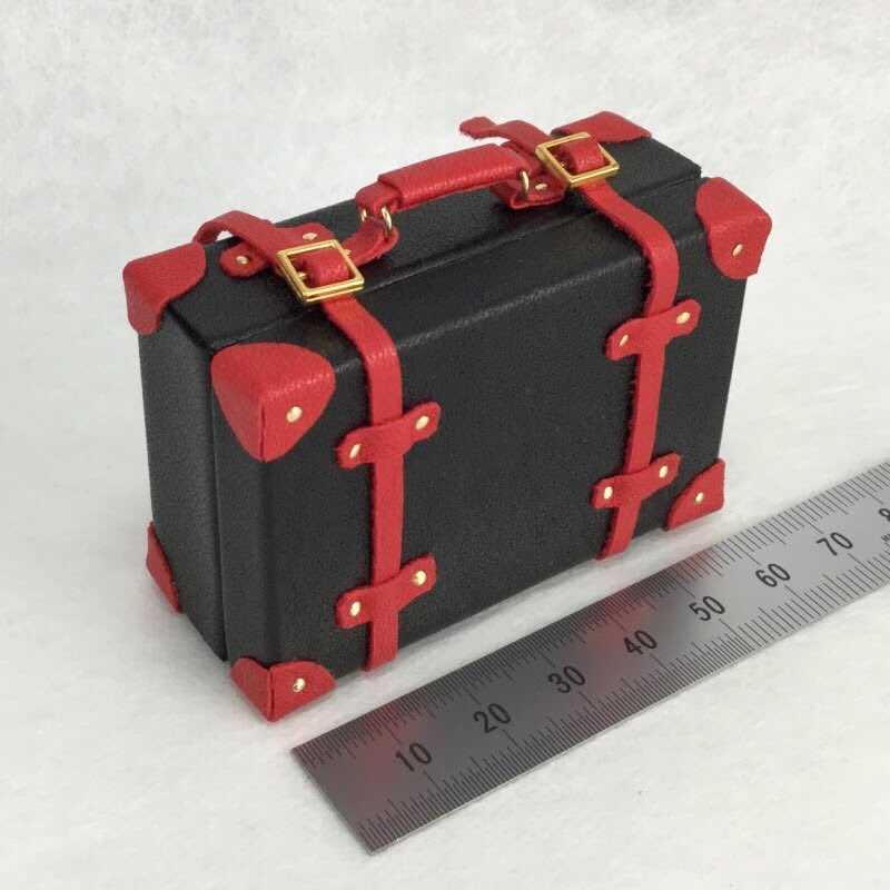 leather_master's tweet photo. 📢「黒＋赤」黒は初制作です🎨本物バッグの革職人が作る『本革製ミニチュアトランク』新作を個別にご紹介👉https://t.co/yePXxEgq6q🍀#ミニチュア #ミニチュアトランク #ミニチュアバッグ #オビツ11 #ブライス #プチブライス #ドール #フィギュア #スーパードルフィー #SD #あまむす #ドールハウス https://t.co/J5w75fCWFx