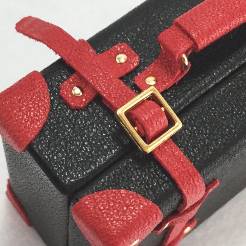 leather_master's tweet photo. 📢「黒＋赤」黒は初制作です🎨本物バッグの革職人が作る『本革製ミニチュアトランク』新作を個別にご紹介👉https://t.co/yePXxEgq6q🍀#ミニチュア #ミニチュアトランク #ミニチュアバッグ #オビツ11 #ブライス #プチブライス #ドール #フィギュア #スーパードルフィー #SD #あまむす #ドールハウス https://t.co/J5w75fCWFx