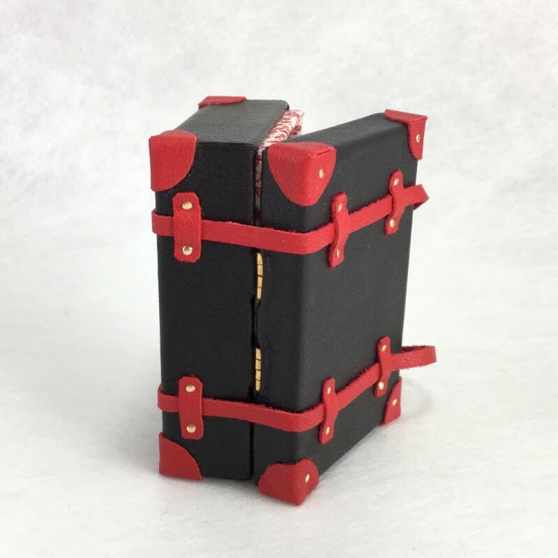 leather_master's tweet photo. 📢「黒＋赤」黒は初制作です🎨本物バッグの革職人が作る『本革製ミニチュアトランク』新作を個別にご紹介👉https://t.co/yePXxEgq6q🍀#ミニチュア #ミニチュアトランク #ミニチュアバッグ #オビツ11 #ブライス #プチブライス #ドール #フィギュア #スーパードルフィー #SD #あまむす #ドールハウス https://t.co/J5w75fCWFx