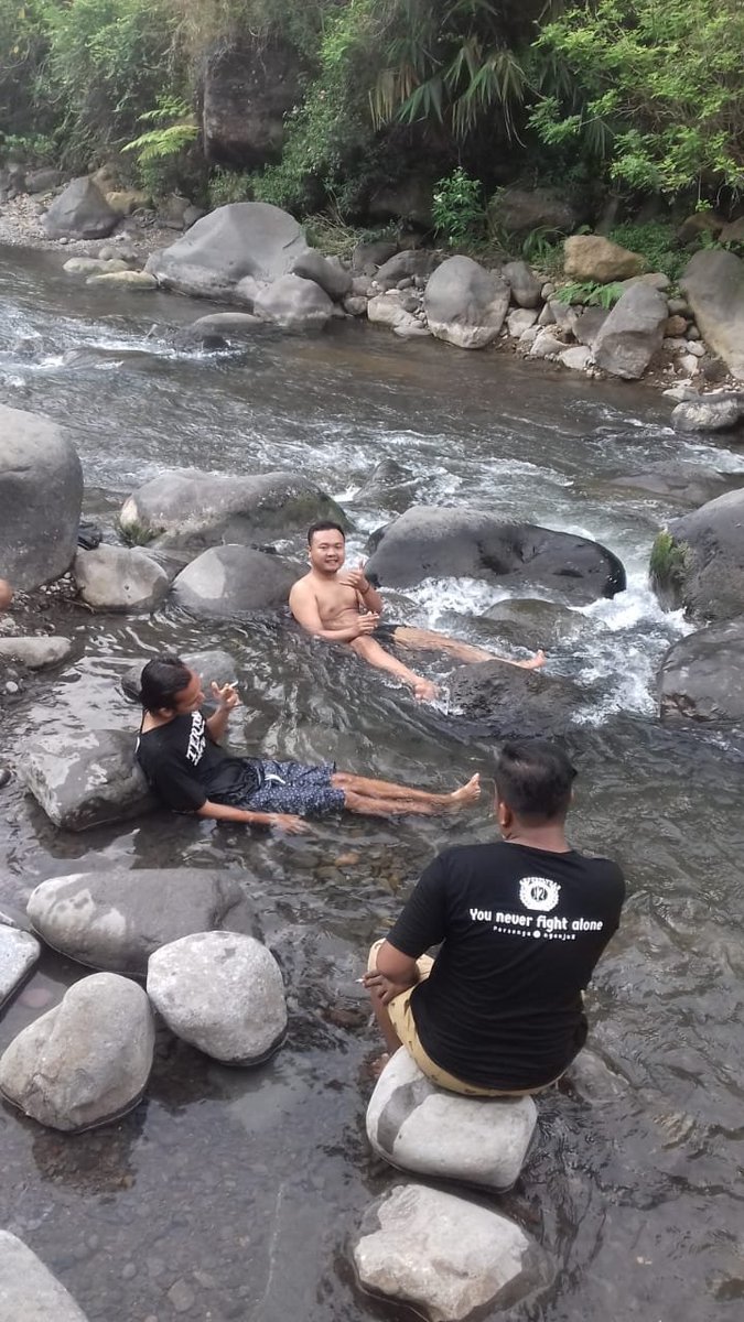 armando_oi's tweet photo. Yakin gak mau mandi bareng aku???
Seger looohhh...😊😊😊 https://t.co/Cnrh38m1hj