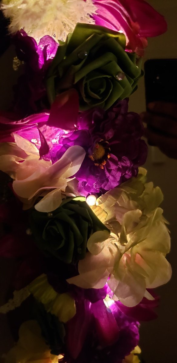 Love88An's tweet photo. When you want a floral feel while taking a selfie. #handmade #madewithlove #etsyseller #etsy #anartistslove88 #lightupmirror #mirrorwithlights #flowermirror #mirrorwithflower #artisan #artisanwork #selfie #feelingcute https://t.co/bCjqfG8oVJ