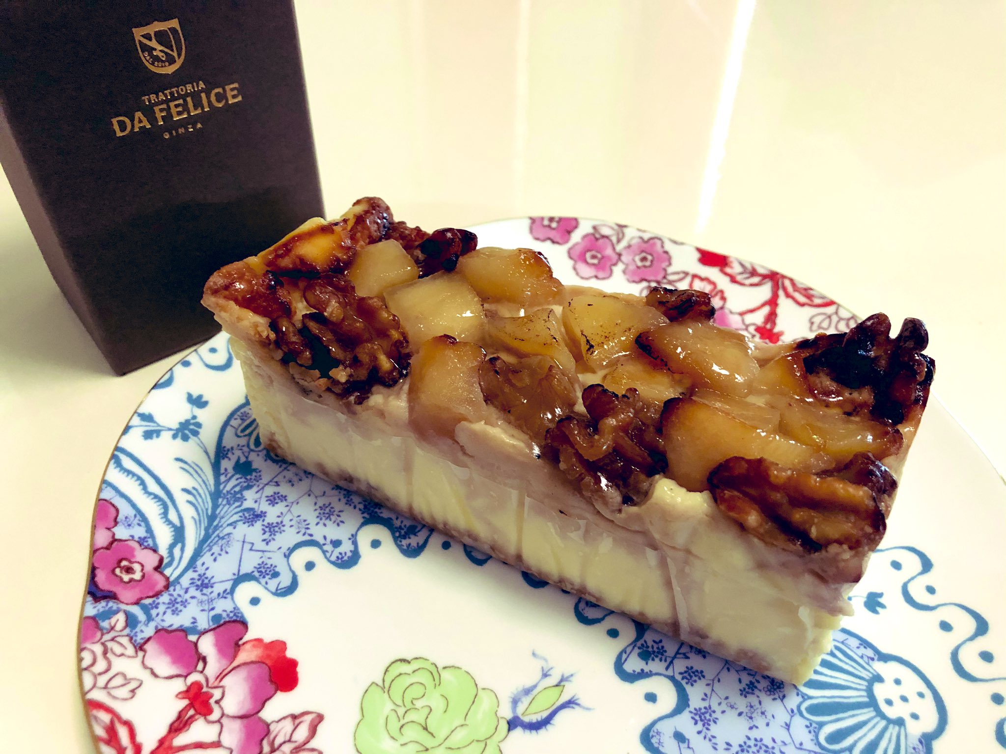 あおの Twitter પર 林檎とクルミのゴルゴンゾーラチーズケーキ Felice T Co Bleyaqvstm フェリーチェのチーズケーキ届いた 強すぎないゴルゴンゾーラの香りとゴロゴロしたリンゴとくるみが良いわね T Co Uodzq9tjqk Twitter