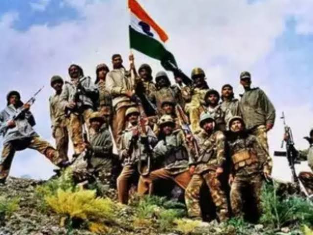 ChouhanShivraj's tweet photo. ''मैं अमर शहीदों का चारण, 
उनके गुण गाया करता हूँ

जो कर्ज राष्ट्र ने खाया है, 
मैं उसे चुकाया करता हूँ।''-श्रीकृष्ण सरल

यह #कारगिल_विजय_दिवस देश के जांबाज सपूतों के साहस, पराक्रम और बलिदान का 
प्रतिफल है। रणबांकुरों को देश का सलाम!
#CourageInKargil https://t.co/6oo48ocwLC