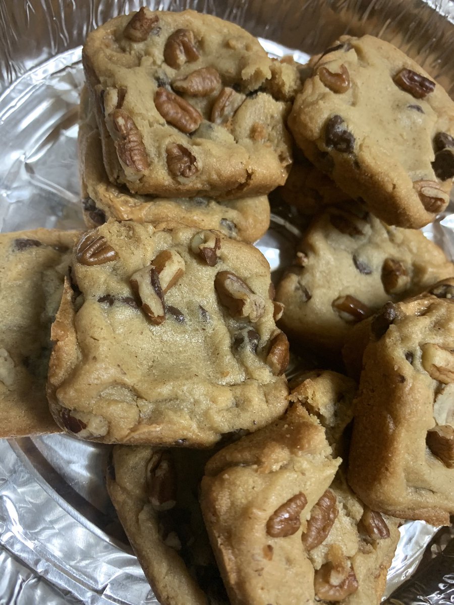 excusethecrumbs's tweet photo. 12 Chocolate Chip + Pecans + Caramel Cookies. 💛
#foodporn #mke https://t.co/KVf2CDBZDM