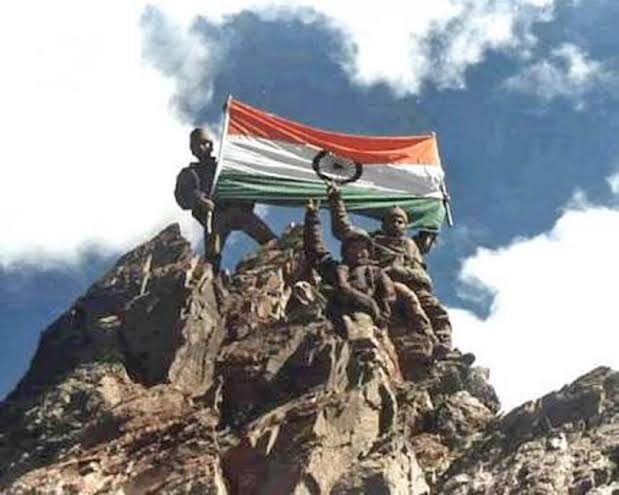 अपने अदम्य साहस और वीरता से कारगिल में तिरंगे की आन-बान-शान बरकरार रखने वाले वीर सैनिकों को कोटि-कोटि नमन।