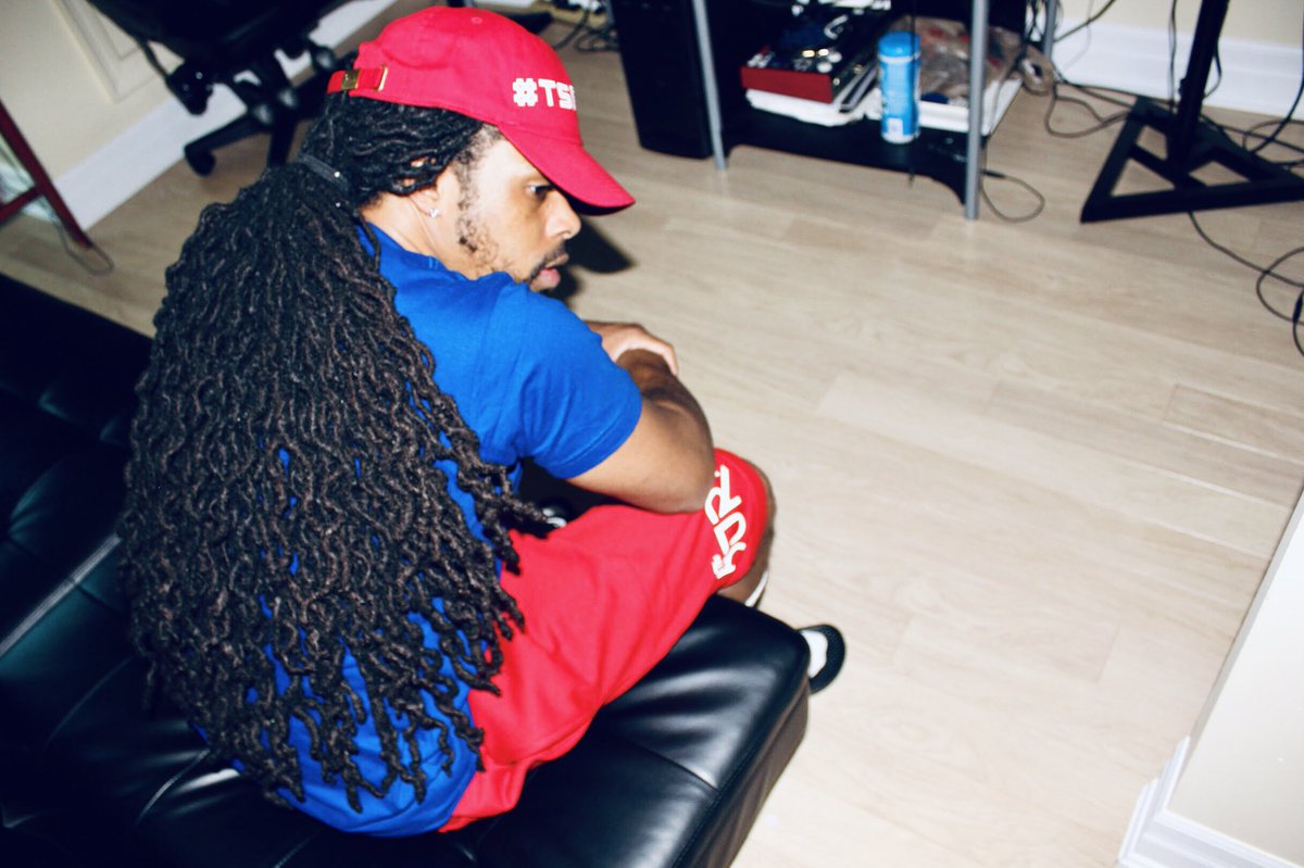 Brookz_4T's tweet photo. #TeamLeaders, Comment the “👀” Emoji, If You Want to See the OFFICIAL Cover Art for #TSPOKB 💽 | 🧢👕👖: @kranik_VizhenZ | 🏤: @ShidaMill of @ShidaMillRecord | 📸: @msjoavanmonet of #MsDifferentEdits 🙌🏽: https://t.co/JOv4f4VQJA