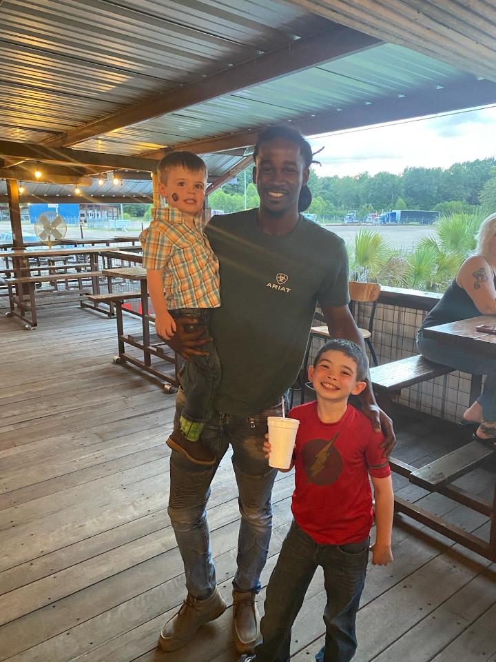 rustyc90's tweet photo. Oldest grandson got to meet A Razorback and a Steeler at the same time.
#WoooPigSooie
#HereWeGo
#CobiHamilton https://t.co/bD70jQf9xI