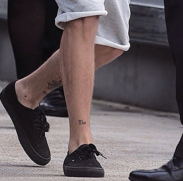 we now have a very clear view of “the rouge” tattoo, we love that, very high quality picture. once again, he’s on the move. his calf muscle looks really nice here, same with his knee. i really like his shoes and i think his shorts cuff is cute as well. very nice picture, 8/10
