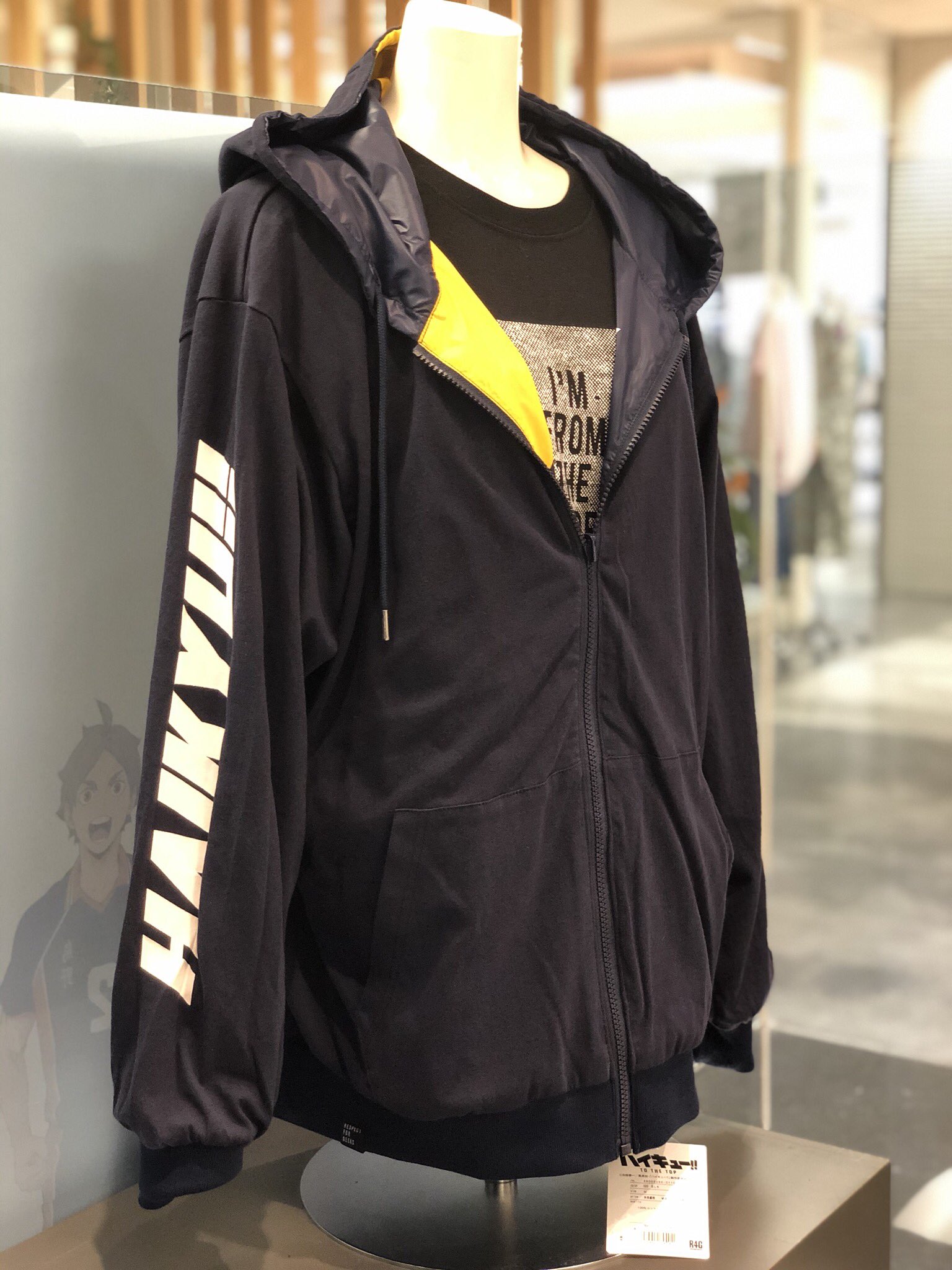 R4g Official なんばマルイ ハイキューvolleyholicジップパーカー1 ネイビーをベースにしたスタイリッシュなリバーシブルジップパーカーです 裏面は袖部分に Haikyu の文字があしらわれています なんばマルイ4f R4g ハイキューにて取り扱い