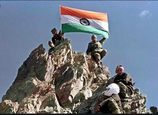Priyaprajapatii's tweet photo. Salute and respect to the bravest and the best #IndianArmedForces on #KargilVijayDiwas. https://t.co/uLp0iFK3OY
