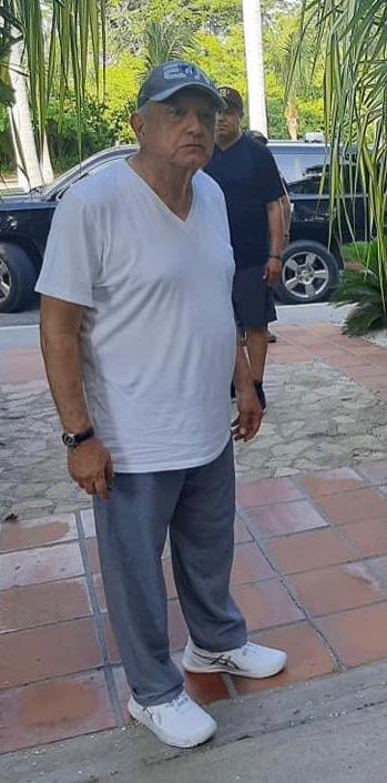 _VicenteSerrano's tweet photo. Dejo esta foto por aquí para que opinen... Yo sólo digo: Este episodio del Presidente @lopezobrador_ en ropa relajada, con gorra, sin escoltas y atendiendo al pueblo en Huatulco no la hubiéramos imaginado nunca con @EPN o @FelipeCalderon... Van a estallar los clasistas en 3,2,1 https://t.co/aEfz3iZmnZ