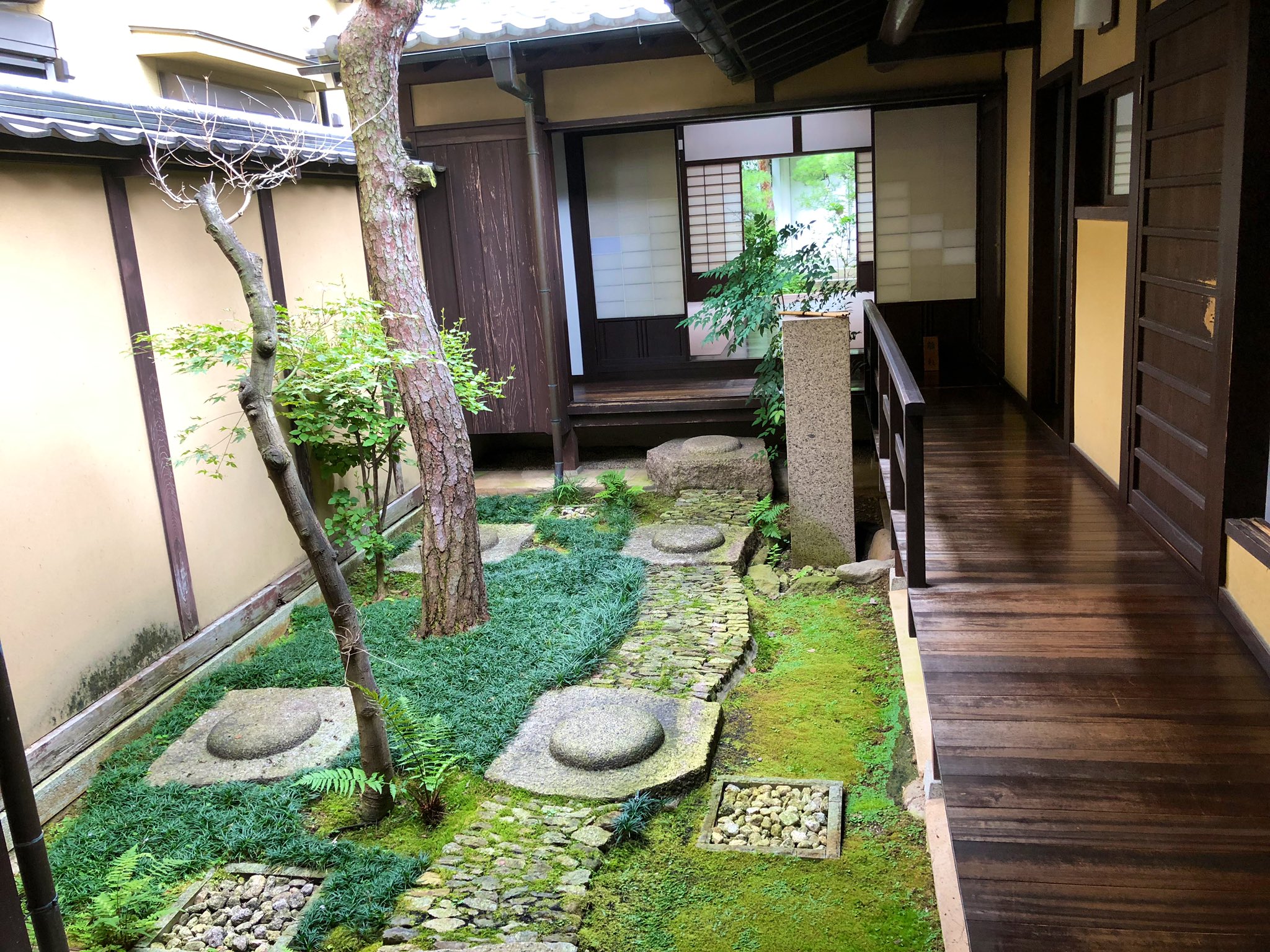 日本庭園メディア おにわさん The Japanese Gardens ならまち格子の家 中庭も現代に作庭されたものということになるけど あまり見たことないタイプの礎石を真四角に配していてそんでもって沓脱石にもその礎石が使われているデザインがとても