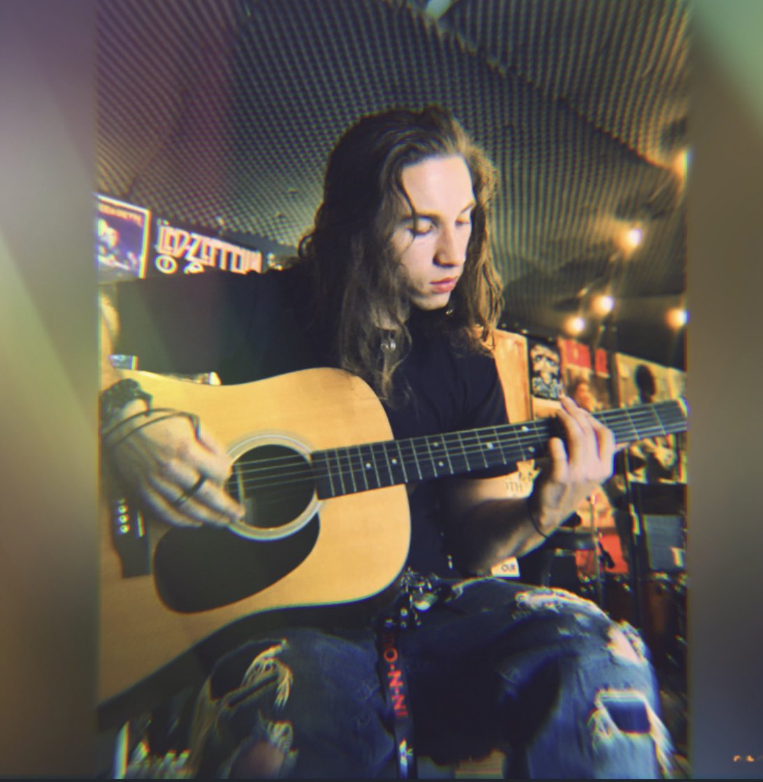 ElijahSantucci's tweet photo. The hard work will pay off, Good vibes to you all!!🎵🌙#Relentlesstudios #Martinxacoustic #Guitar #Muscian #Writing #music #Attitude #beyourself #Muchlove #willingness #just #Matteroftime https://t.co/Lig8w3WlGY