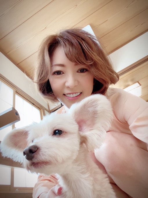 今日は連休最終日‼️ いかがお過ごしですかぁ？ 今日は撮影してまぁーす  長丁場だから頑張るぅ〜〜 https://t.co/Yozla2KhyT
