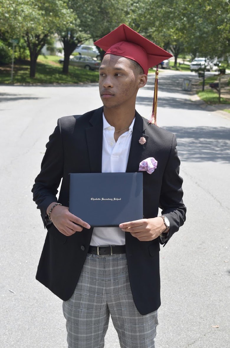 jalxn808's tweet photo. Here’s sum dope pics of when I graduated c/o 2020 #coronaclass https://t.co/YC2kr9ibZk