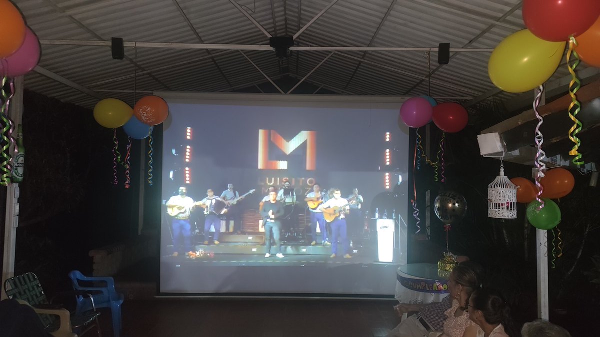 ivgo9846's tweet photo. #goliving484 #goliving @luisitomunoz @livingclubcali Un saludo muy especial para la familia de la Torre Benítez en Bolívar Valle 🍻🍻🍻 y un feliz cumpleaños a Claudia De La Cruz https://t.co/uqFvbxBK4c