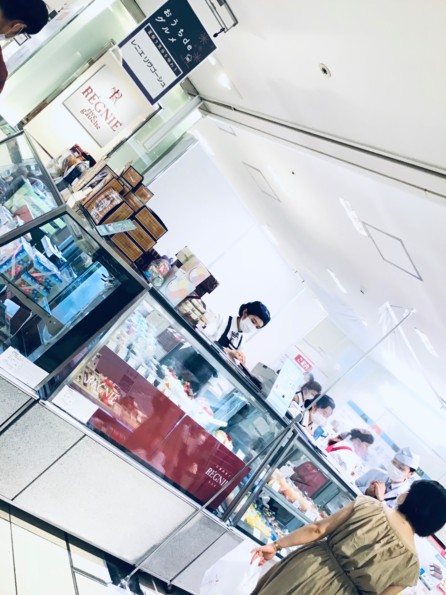 Star Wood Jr名古屋駅高島屋の地下にある販売店 レニエ リヴゴーシュの お菓子なたこ焼き を購入 ショーケースに並べられた色鮮やかなケーキ 類に紛れ パッと見 ﾟdﾟ 本物の たこ焼き シュークリーム ジェイアール 名古屋タカシマヤ