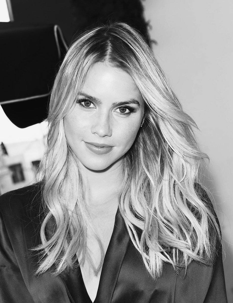 DRC_ISBN04's tweet photo. ｡━ monitora do "quê?" ━｡

< Rebekah > ficará responsável por responder todas as perguntas direcionadas a ela com "quê?". E terá que parar de terminar toda frase com "a". https://t.co/eVPwqlgGwV