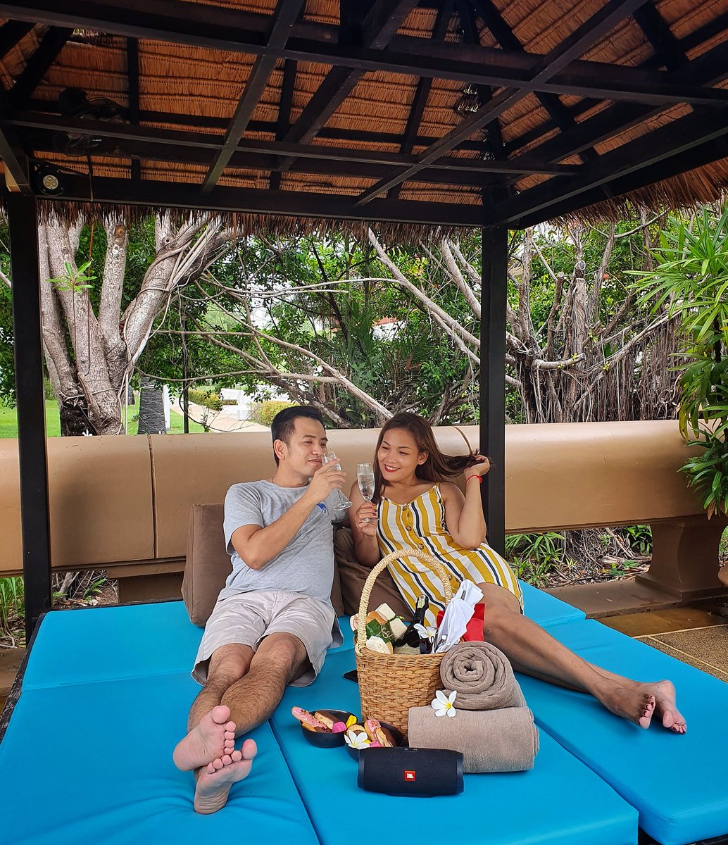 LMAngkor's tweet photo. The sun never has to set on the jet-set. 🌴😎👙 Come and spend the endless summer in #SiemReap by our beautiful pool COMPLETELY FREE!!

For more information or to make a reservation, please Tel. +855 63 963 900 | E-mail: fbreservations.angkor@lemeridien.com
#LeMeridienAngkor https://t.co/fQMyrpO7Kl