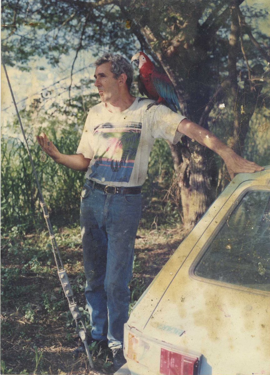 _primario's tweet photo. Entre todas las especies, una fue la favorita: las guacamayas. Desde aquel encuentro con Pancho en 1980, los Poggi han continuado con su labor de preservar este tipo de ave en la ciudad. (3/4) https://t.co/IQLVtHOevf