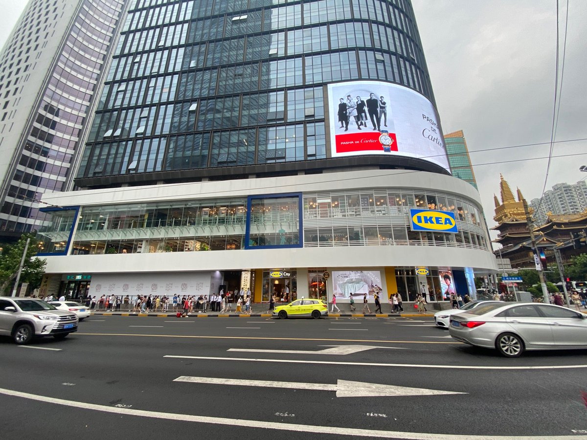 new28257handpan's tweet photo. 爷只是来看排队的。从上面看还没看到排拐弯了。#ikeacity (@ IKEA City in 上海市) https://t.co/Rb4ww8507u https://t.co/Pf349rvKAM