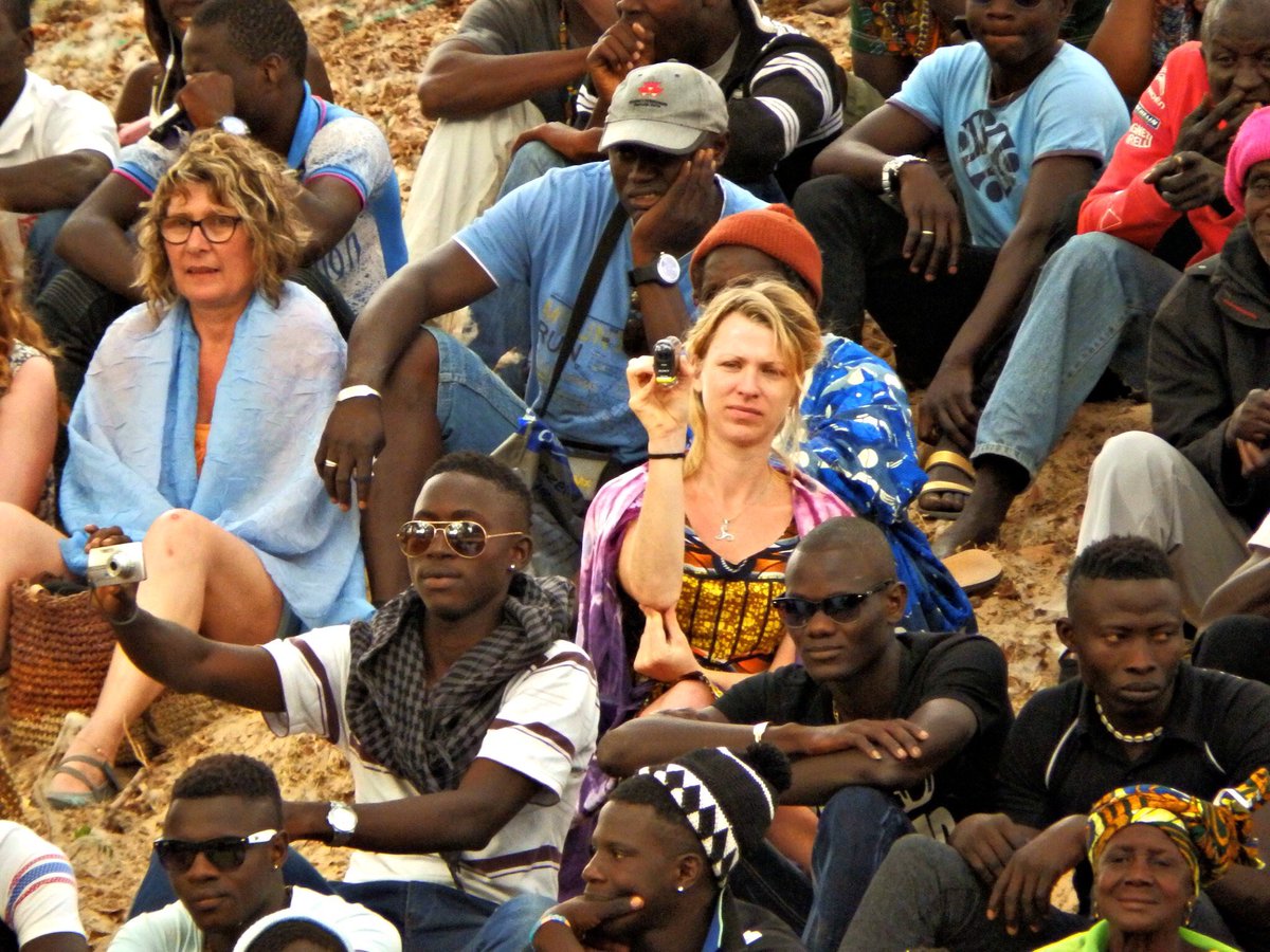 SandPathDoc's tweet photo. Aïda Ballmann, durante el rodaje de Camino de tierra en Djembering, Casamance, Senegal.

@AidaBallmann during the shooting of Sand Path, in Djembering, Casamance, Senegal.

#shooting #rodaje #documental #documentaryfilm #senegal https://t.co/u7euxvdRQR
