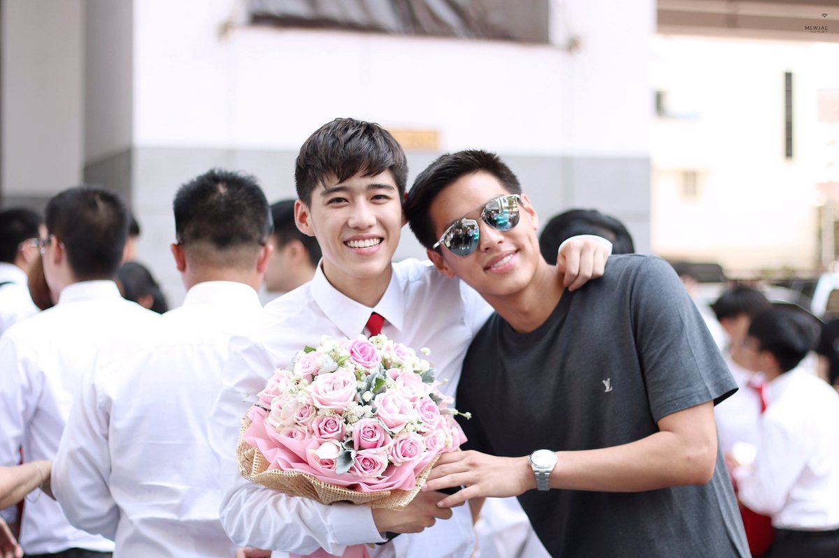 One of the most important event for Assumption College's students is the same as that of St.Gabriel's college students : a graduation ceremony. Obviously, Billkin joined PP's graduation ceremony and gave him a pink-rose bouquet as we all know. (16)