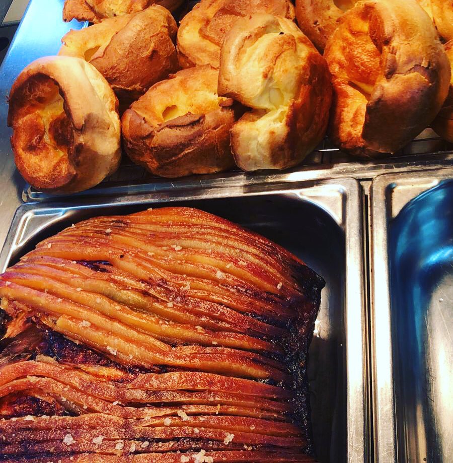 Happy Sunday everyone 😍

#sundaylunch #bestsundayroast #crackling #yorkshires #instadaily #instafood #oxford