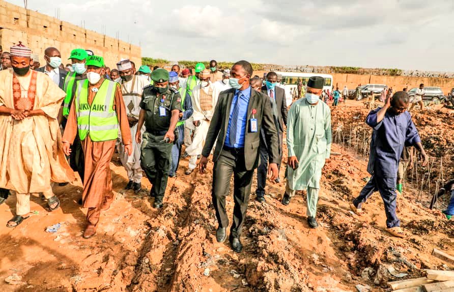 dawisu's tweet photo. H.E @GovUmarGanduje yday inspected the ongoing construction of the 4.3km Kwanar Akuya Road at Kwachiri at a cost of N580Million which is aimed at easing traffic along Katsina Road. https://t.co/Q4jRBCW0vm