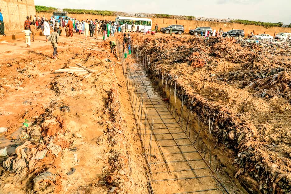 dawisu's tweet photo. H.E @GovUmarGanduje yday inspected the ongoing construction of the 4.3km Kwanar Akuya Road at Kwachiri at a cost of N580Million which is aimed at easing traffic along Katsina Road. https://t.co/Q4jRBCW0vm
